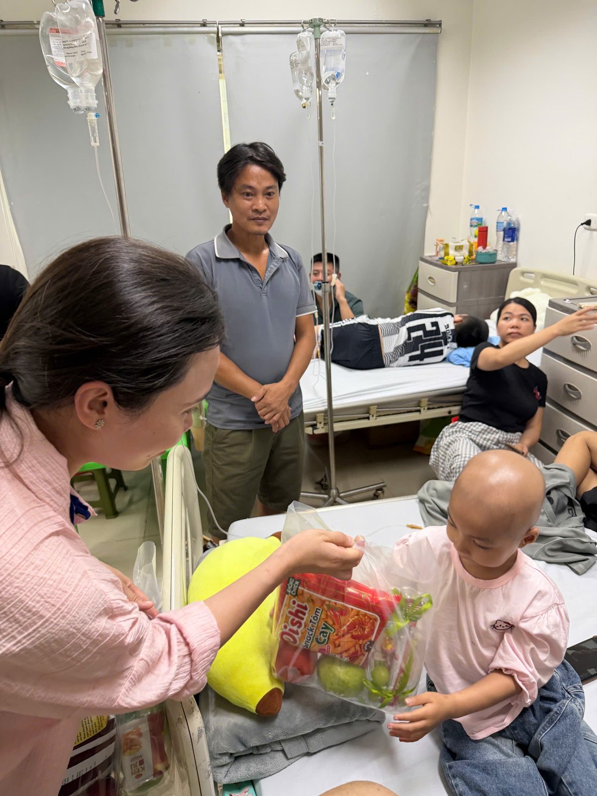 Remise de cadeaux aux enfants de l Institut National d Hematologie a Hanoi.