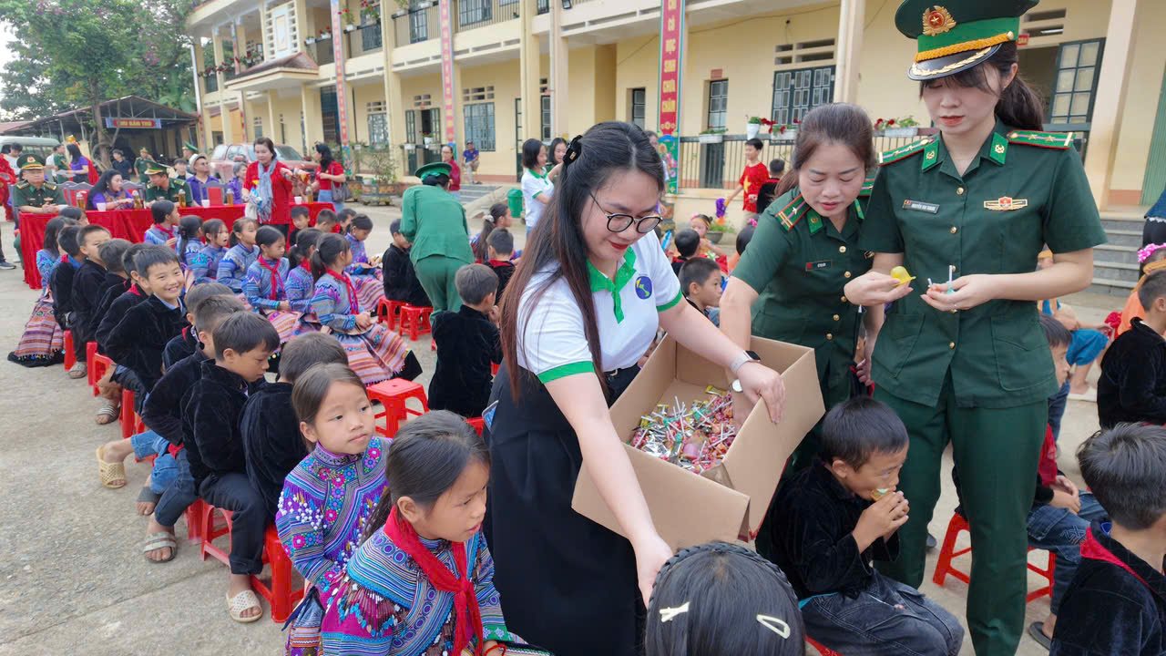 Remise de cadeaux aux enfants de Dao Dan San avec les partenaires locaux.