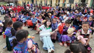 Fête de la Mi-Automne solidaire : De Lao Cai à Hanoi avec Horizon Vietnam Travel