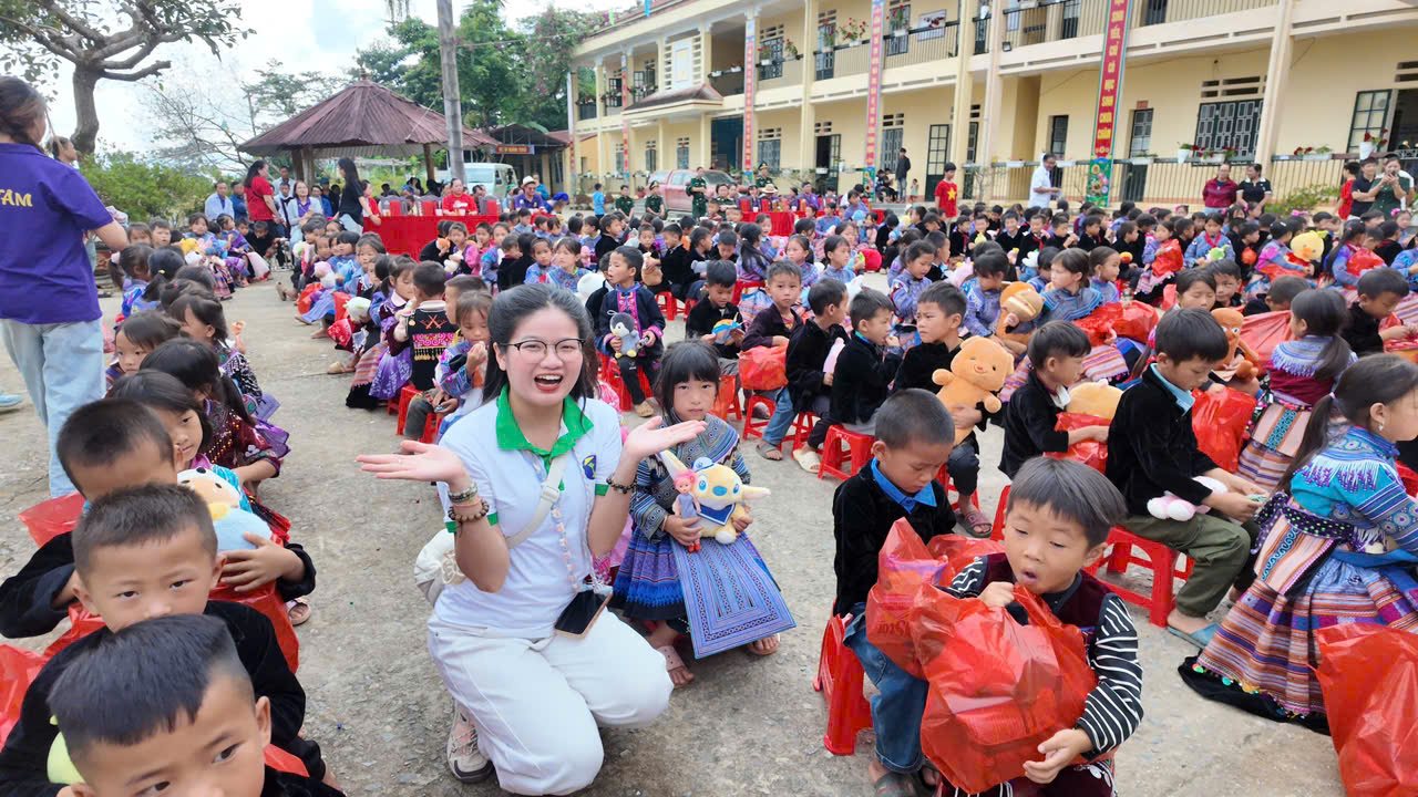 Les eleves de Dao Dan San participent a la celebration solidaire de Trung Thu.