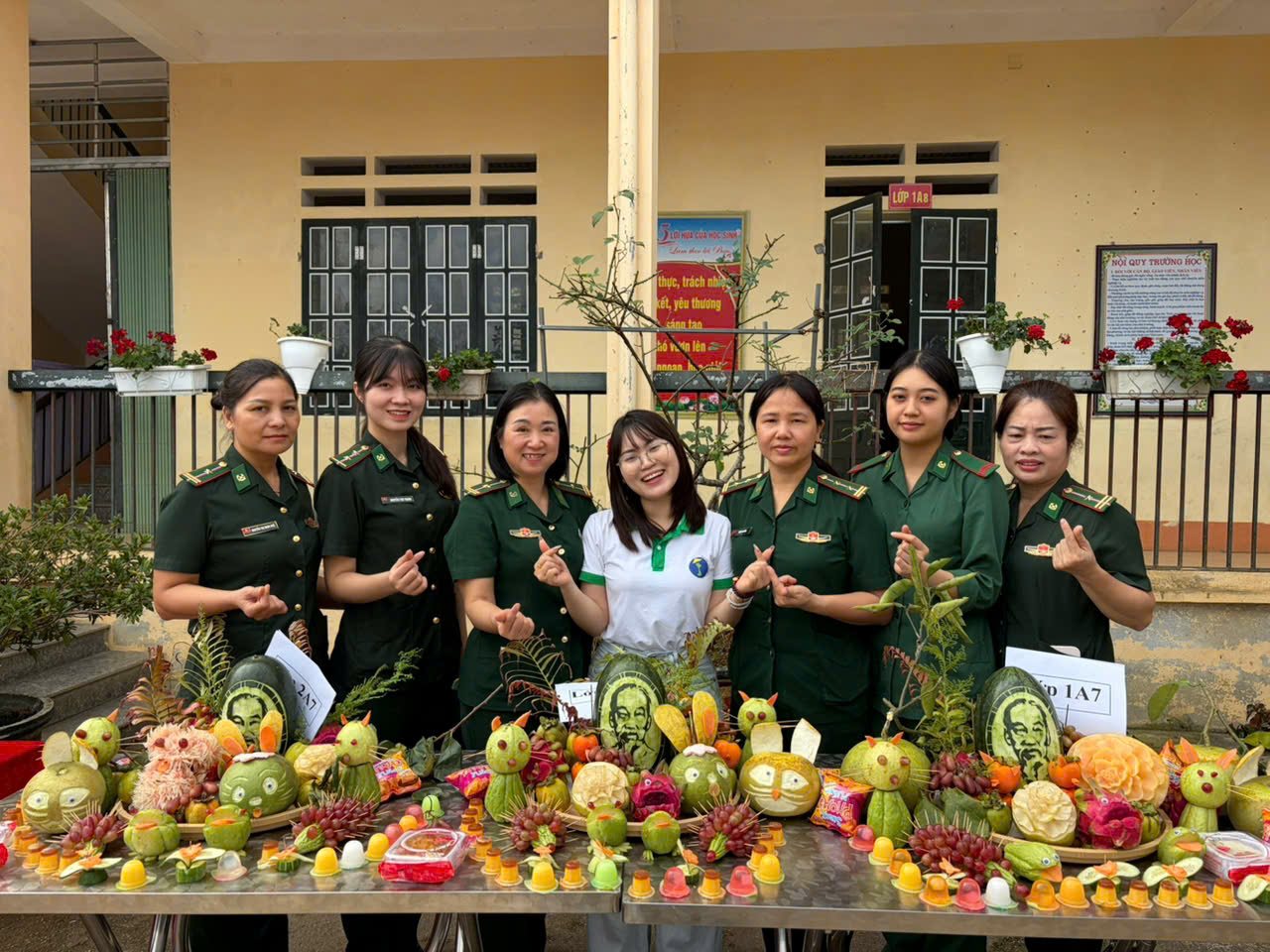 Les partenaires et benevoles reunis autour des cadeaux de Mi-Automne a Lao Cai.