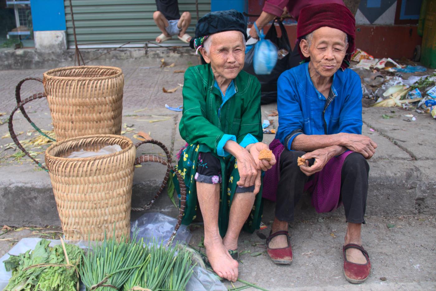 Habitantes et paniers en bambou au marché de Meo Vac