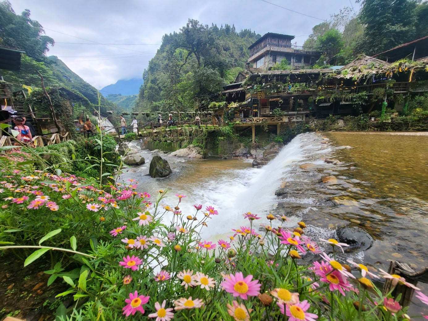 Ruisseau et maisons du village de Ta Phin près de Sapa