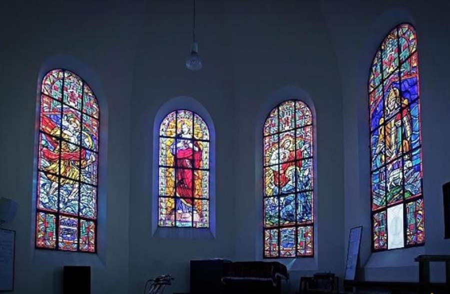 Vitraux colorés dans la cathédrale Saint-Nicolas de Bari.