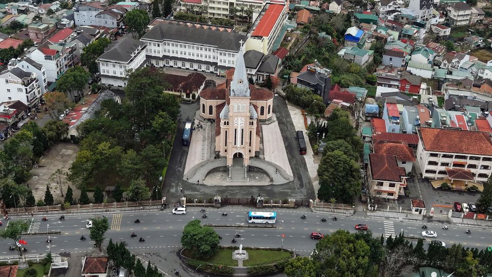Vue aérienne de la cathédrale au milieu du centre-ville de Dalat.