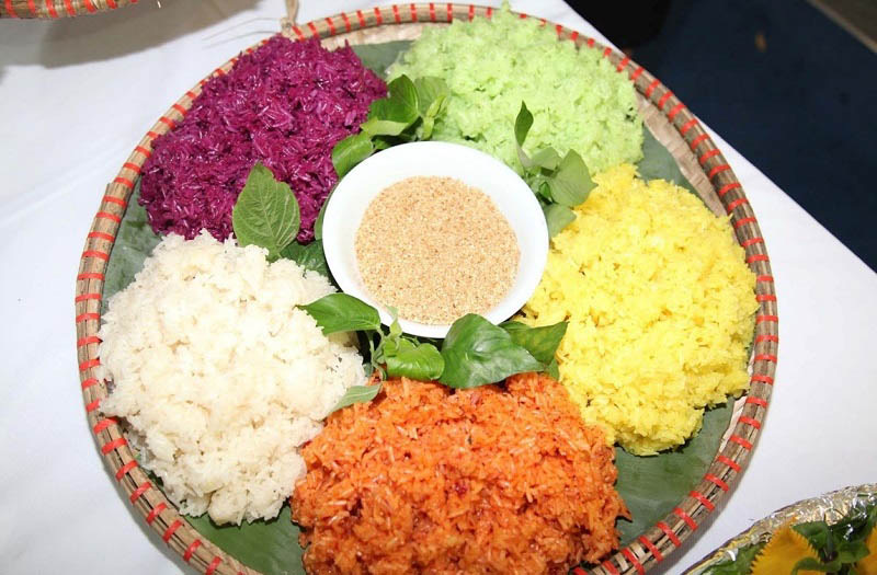 Xoi nep nuong multicolore servi sur un plateau à Mai Chau